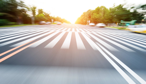 汽车在高速公路上行驶素材图片