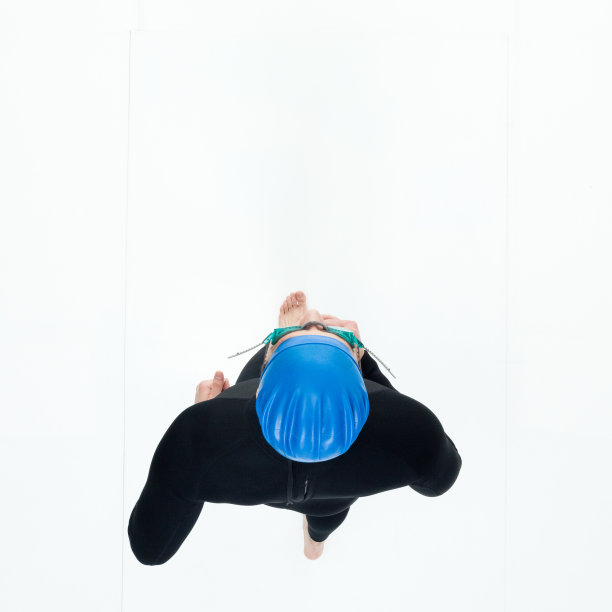 男子铁人三项运动员跑步的自上而下视图图片下载