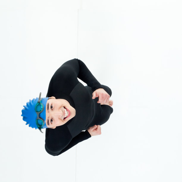 男铁人三项运动员向上看的上下视图图片下载