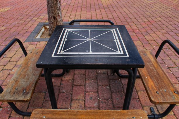 棋盘游戏在街上的木桌上图片下载
