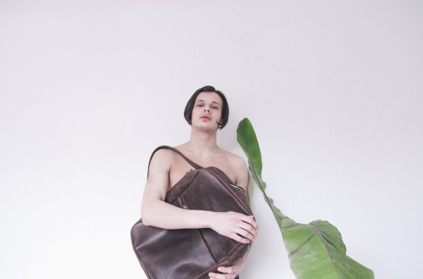 一个年轻人在工作室里摆姿势图片下载