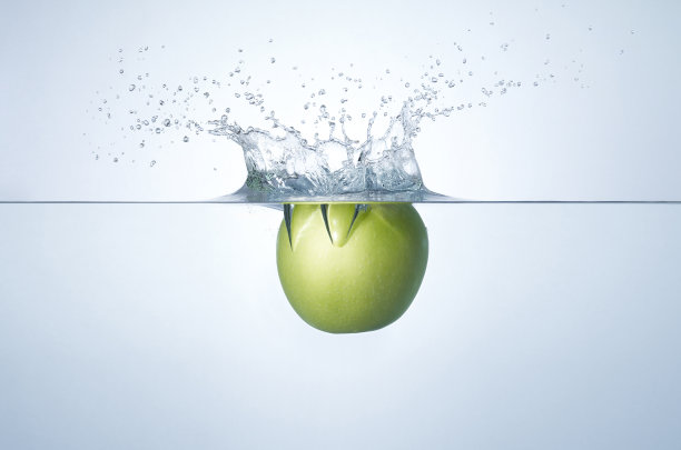 青苹果在飞溅的水里图片下载