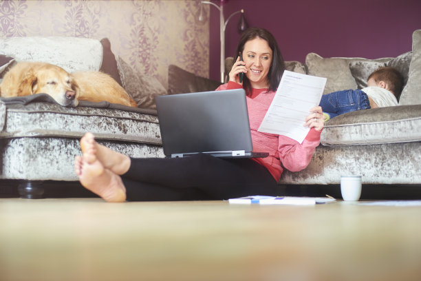 在家里和客户交谈素材图片