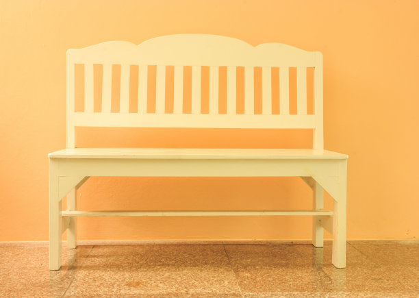 白色木质室内长凳上的奶油色背景图片下载