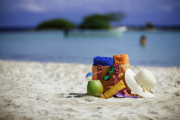 在加勒比海岛屿上的绿松石沙滩上，女人在沙滩上嬉戏图片下载