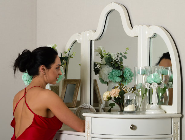 一个穿着红色睡袍的漂亮女孩图片下载