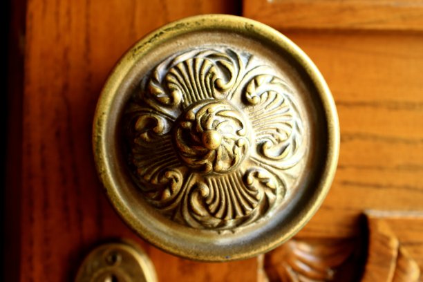教堂的装饰复古金属圆门把手图片下载