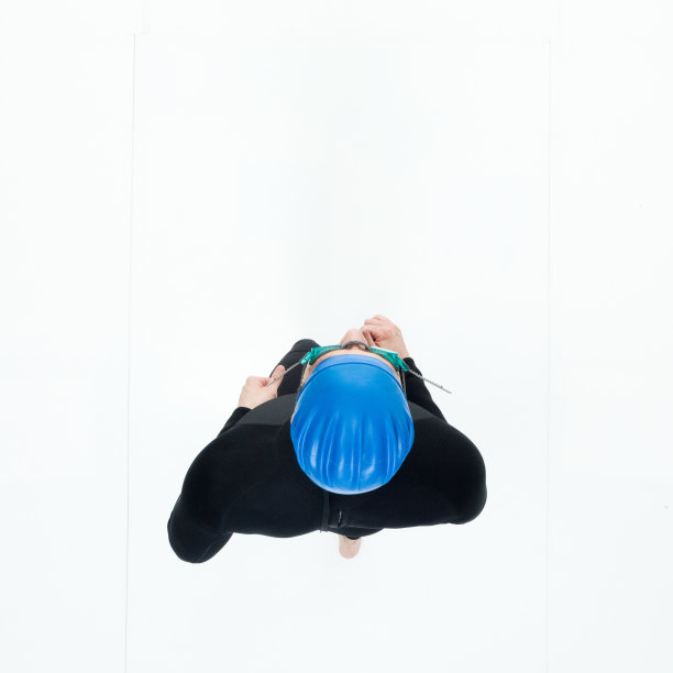 男子铁人三项运动员跑步的自上而下视图图片下载