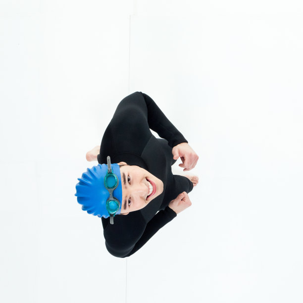 男铁人三项运动员向上看的上下视图图片下载