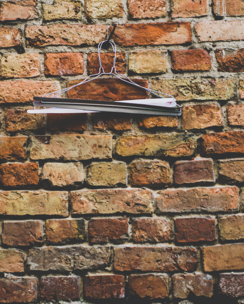 衣架靠在砖墙上图片下载