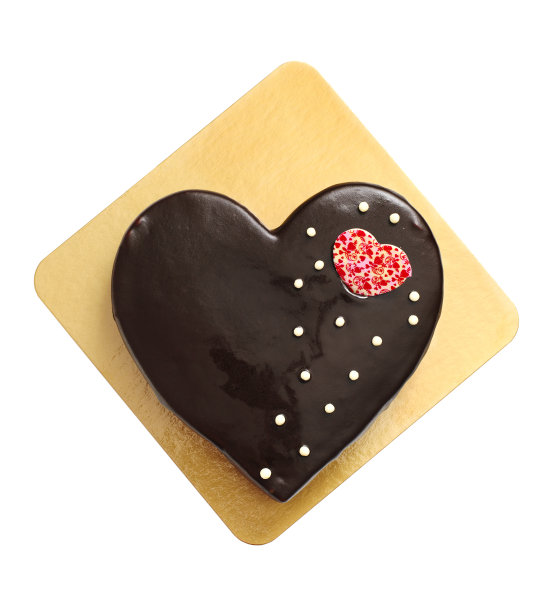 美味的心形巧克力蛋糕孤立在白色背景。图片下载