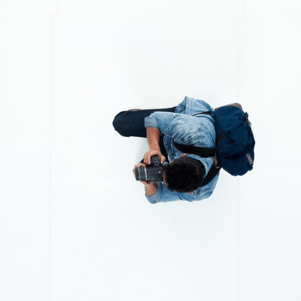 俯视图的非洲裔美国人使用相机图片下载