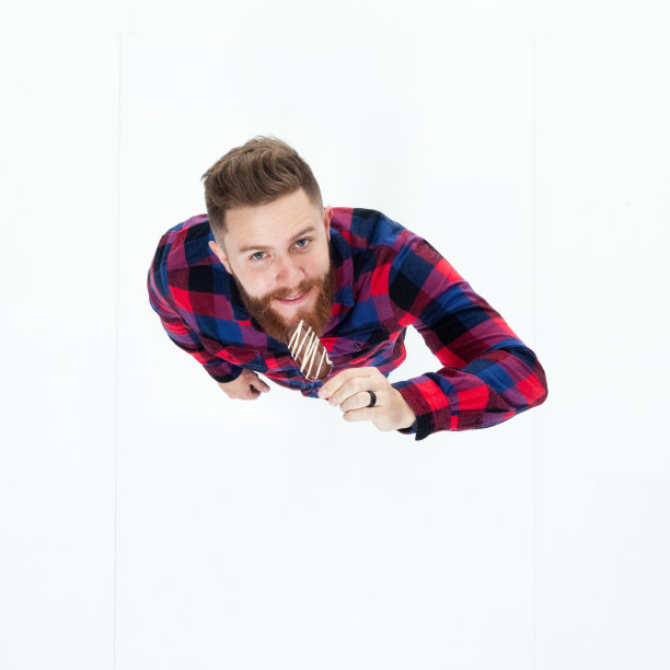 正上方的人正在吃冰淇淋图片下载