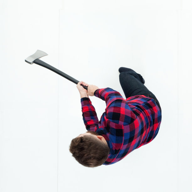 从上到下，一个人拿着一把斧头图片下载