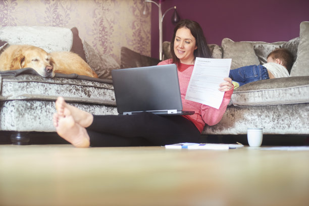 趁他打盹的时候赶工作素材图片