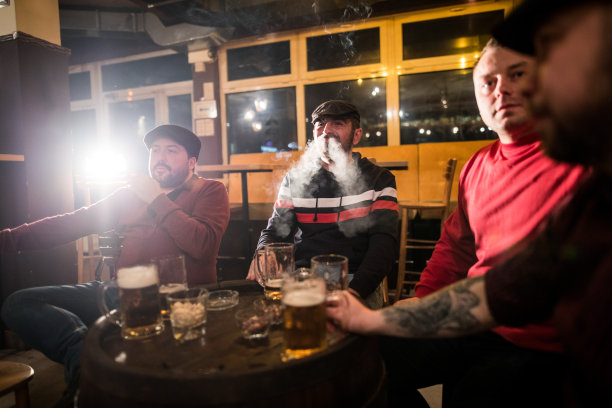 酒吧里的朋友图片下载