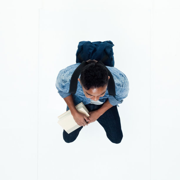 俯视图的非洲裔美国人拿着一本书图片下载