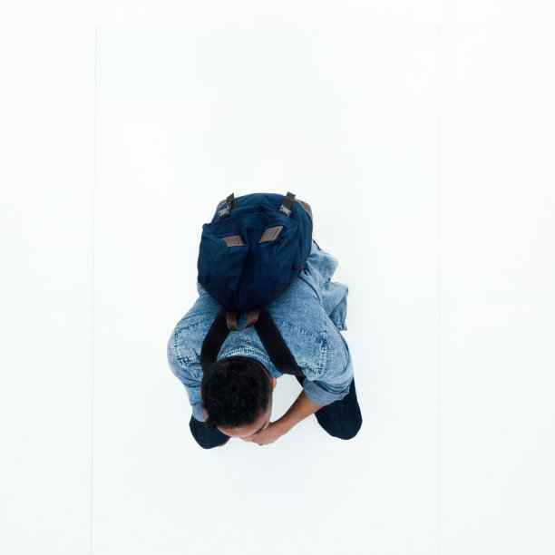 俯视图非洲裔美国人坐着图片下载