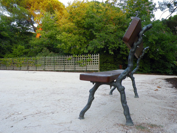 在任性公园的长椅上图片下载