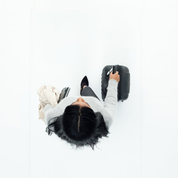 正上方的观点，女商人拿着一个手提箱图片下载