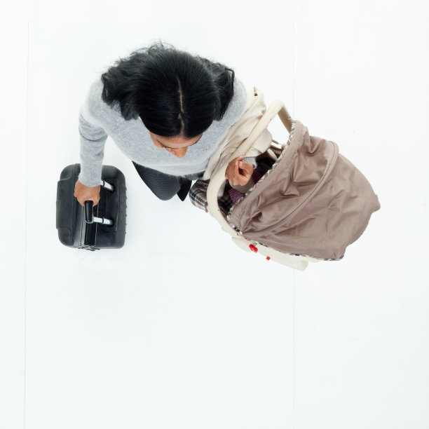 平衡工作和做母亲的女商人图片下载