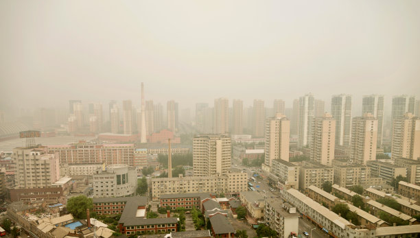 笼罩在雾中的城市建筑素材图片