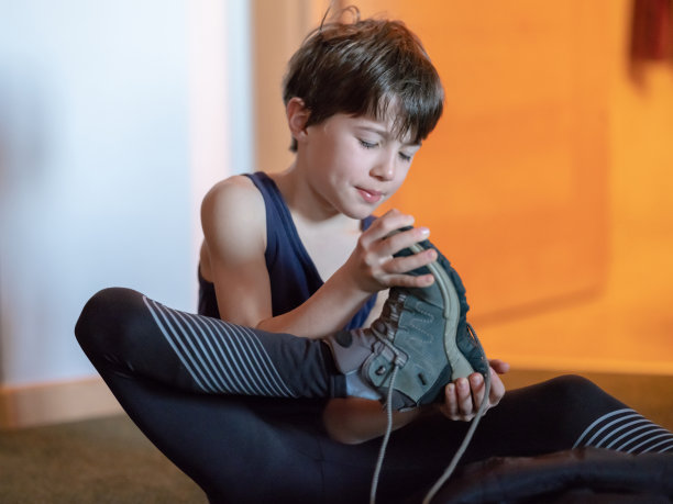 孩子在系鞋带图片下载