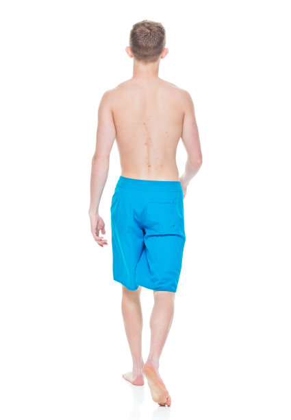 英俊的年轻人走路图片下载