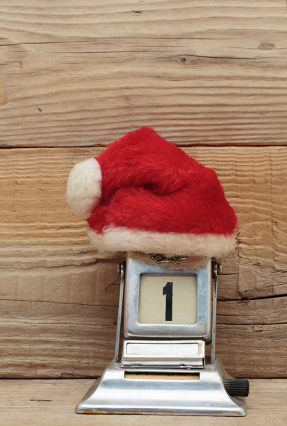 旧金属日历和圣诞老人的帽子图片下载