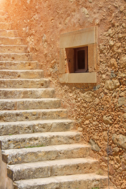 照片产于希腊。希腊克里特岛上古老的米黄色石头楼梯图片下载