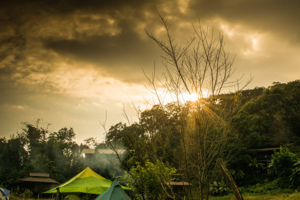 美丽的森林和山脉，美丽的云和雨。图片下载