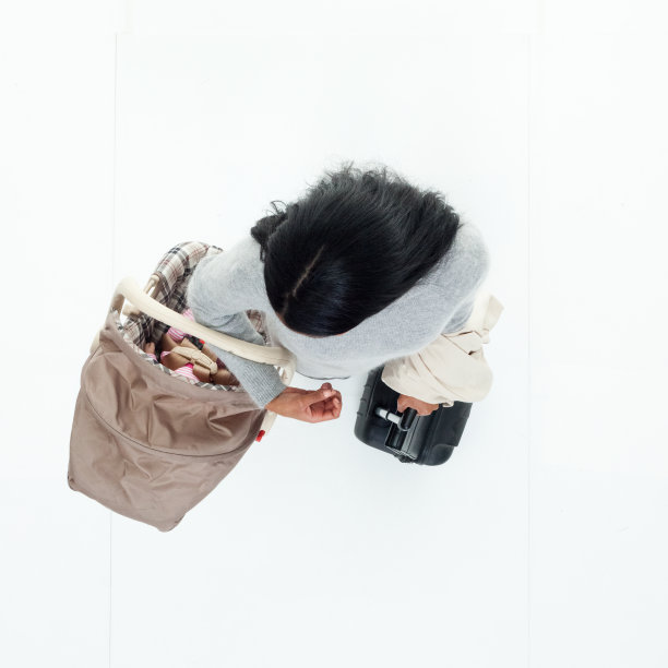 平衡工作和做母亲的女商人图片下载