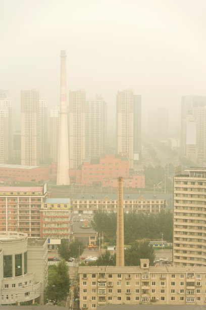 笼罩在雾中的城市建筑素材图片