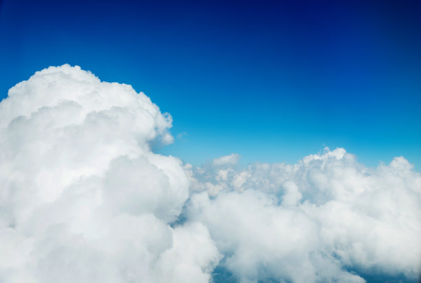 在蓬松的白云之上素材图片