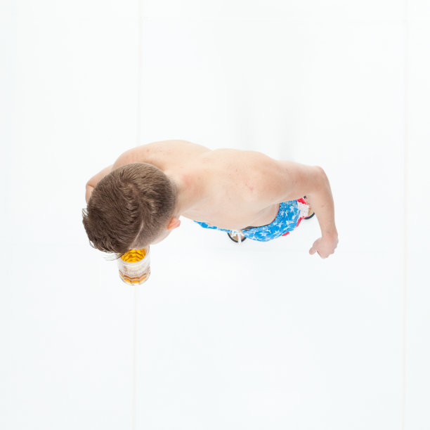 上面的观点，赤膊男子与啤酒图片下载