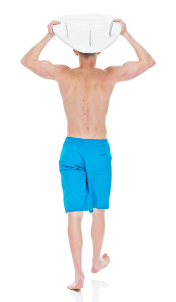 一个拿着冲浪板的酷家伙图片下载