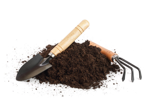 花园工具在土壤孤立的白色背景图片下载