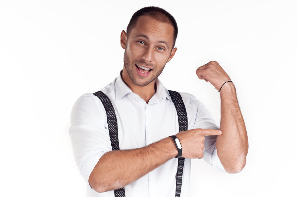 快乐的男人穿着白衬衫微笑图片下载