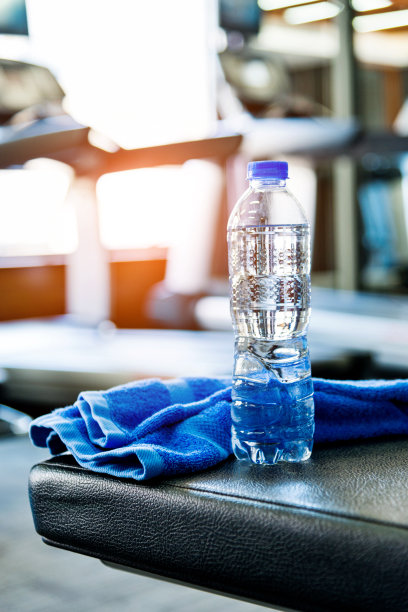 健身房的毛巾和水图片下载