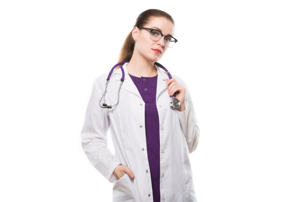 迷人的白人黑发女医生站在办公室微笑着拿着听诊器，手在口袋里图片下载