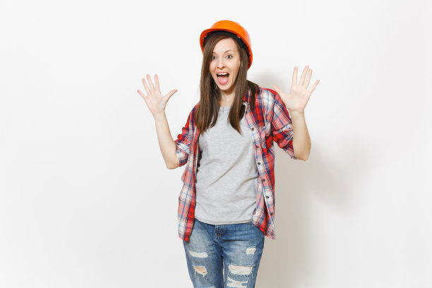 年轻的震惊美丽的女人在保护施工橙色头盔摊开的手与拷贝空间隔离在白色的背景。用于装修公寓房间的仪器。修理家里的概念。图片下载