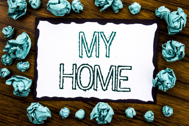 手写公告文本显示我的家。写在贴纸上，木质背景用折叠的蓝纸寓意思考图片下载