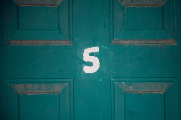 汽车旅馆木质门上的五号图片下载