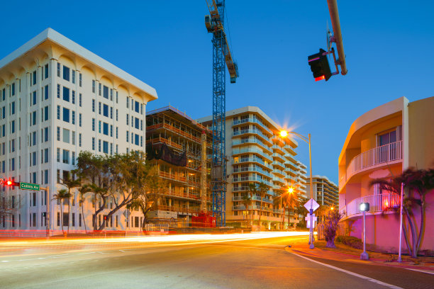 迈阿密海滩的公寓和城市灯光图片下载