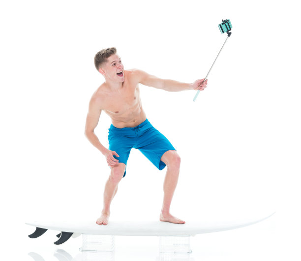 有魅力的年轻人冲浪和自拍图片下载