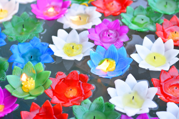 由蜡烛制成的五彩莲花。图片下载