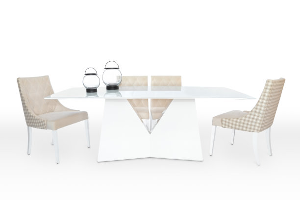 白色背景的桌子和四把椅子。图片下载