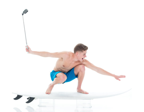 有魅力的年轻人冲浪和自拍图片下载