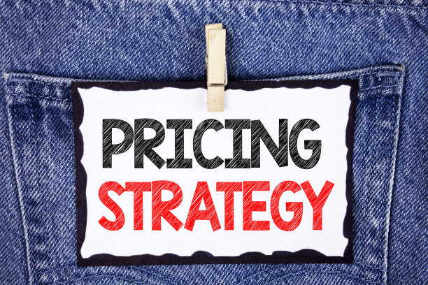 显示定价策略的文字标志。概念照片市场营销策略利润推广活动写在白色便签纸上，并把夹子挂在牛仔裤的背景上。图片下载