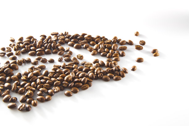 白色背景上分离出的咖啡豆素材图片